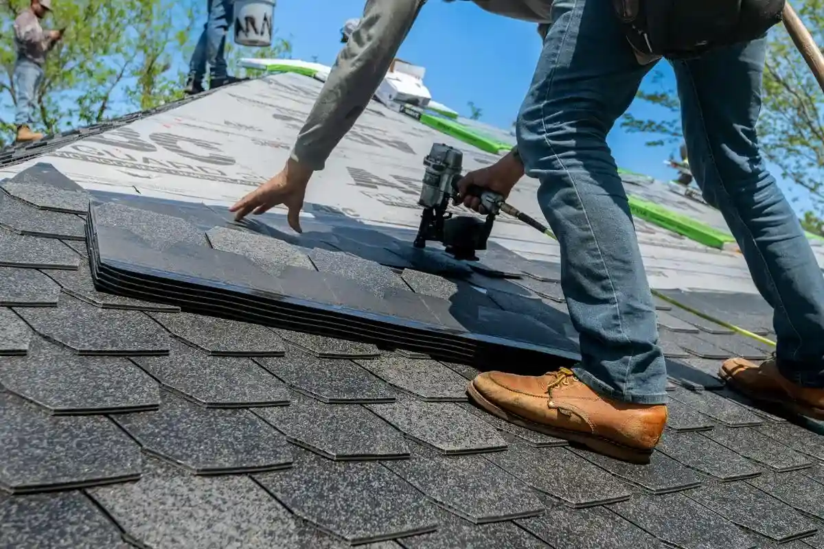 Couvreur zingueur travaillant sur une toiture en tuiles
