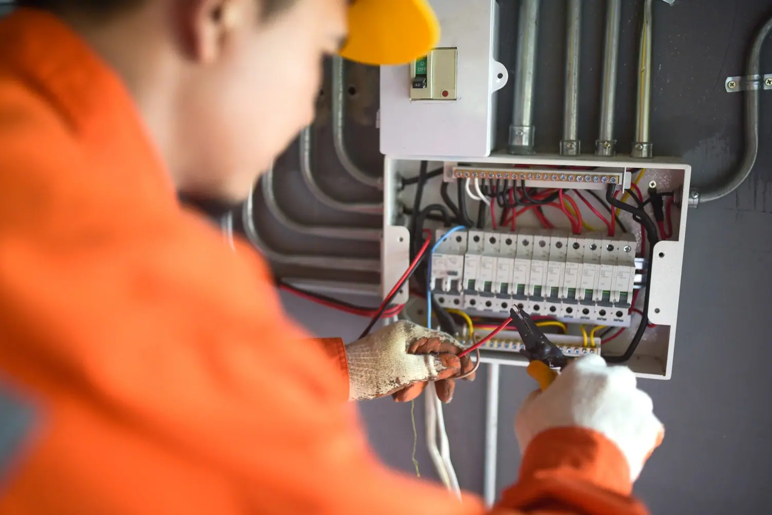 Électricien installant un tableau électrique moderne