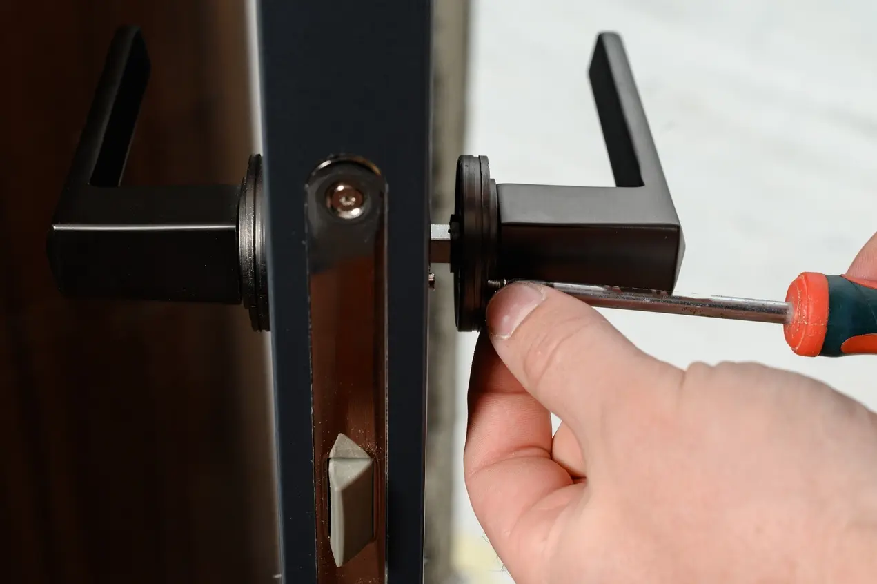 Serrurier ouvrant une porte avec ses outils