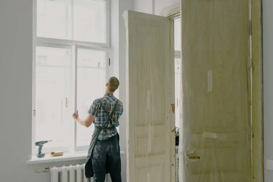 Vitrier installant une vitre double vitrage